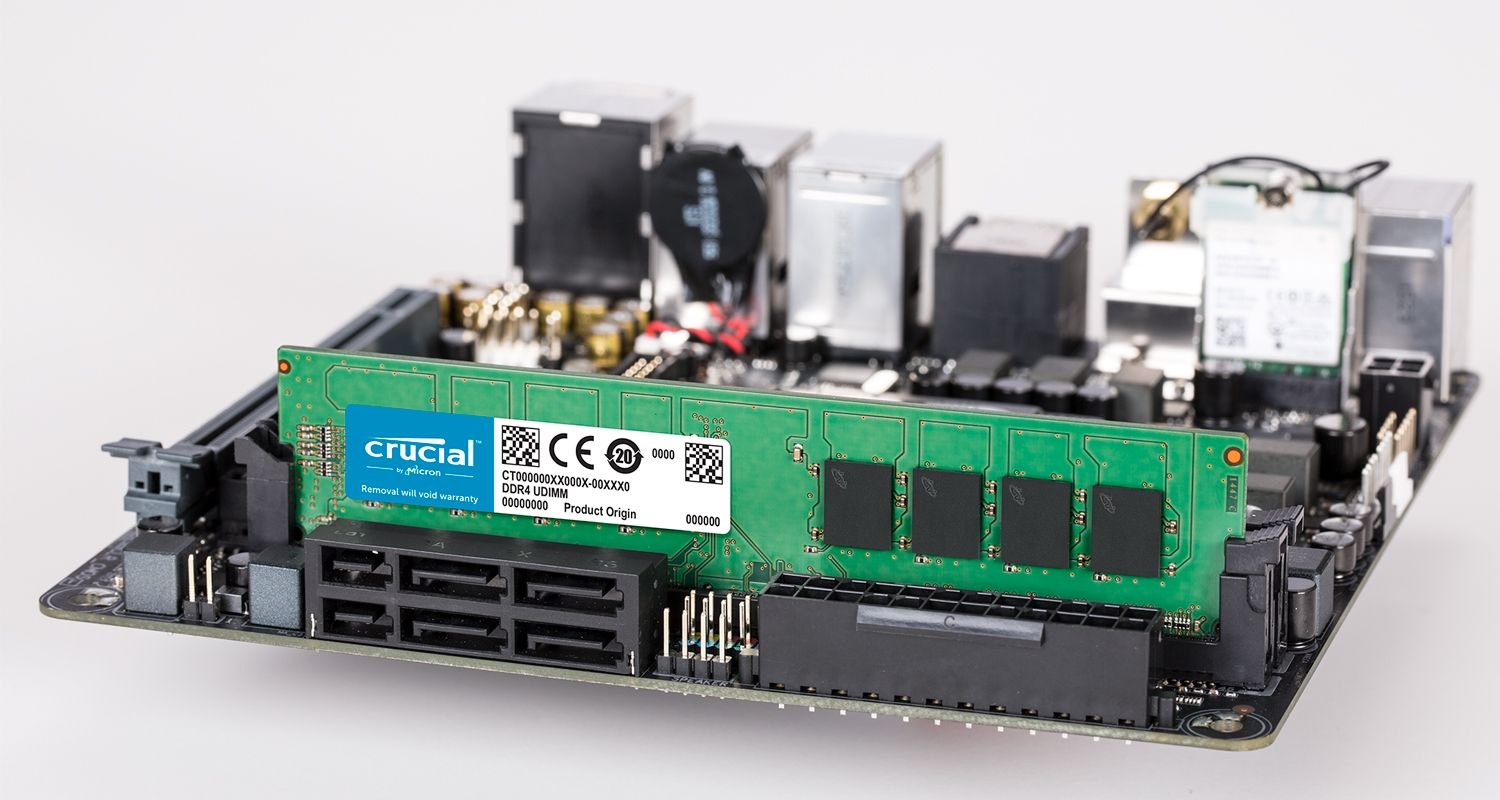 Un module de mémoire Crucial et une carte mère.