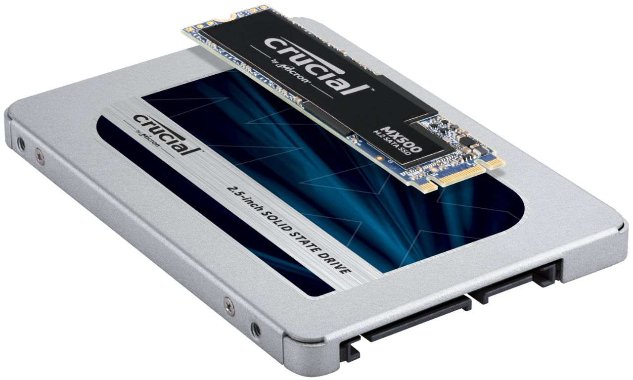 Deux modules de mémoire Crucial empilés pour illustrer les éventuelles différences de taille et de forme des SSD