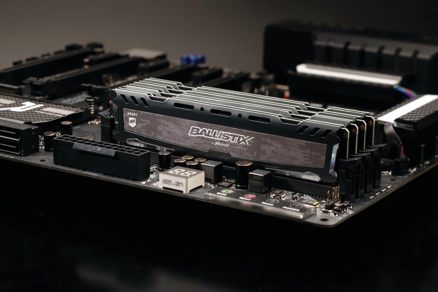 Mémoire Ballistix installée sur un exemplaire de carte mère