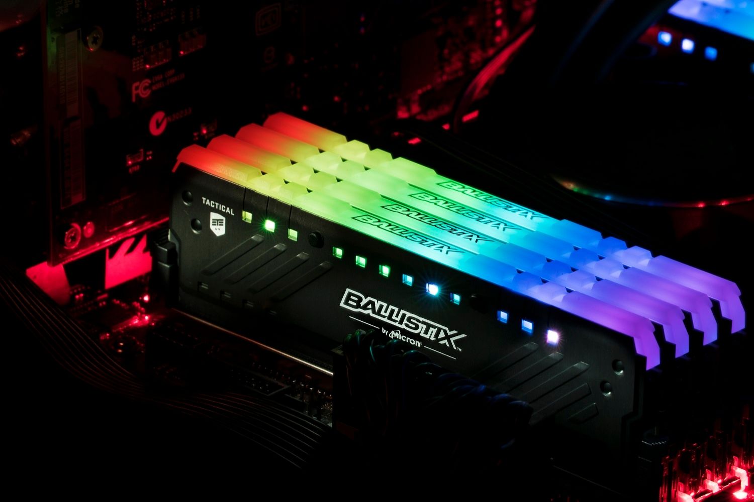 Mémoire gamer Tactical Tracer avec LED arc-en-ciel installée sur une carte mère découverte