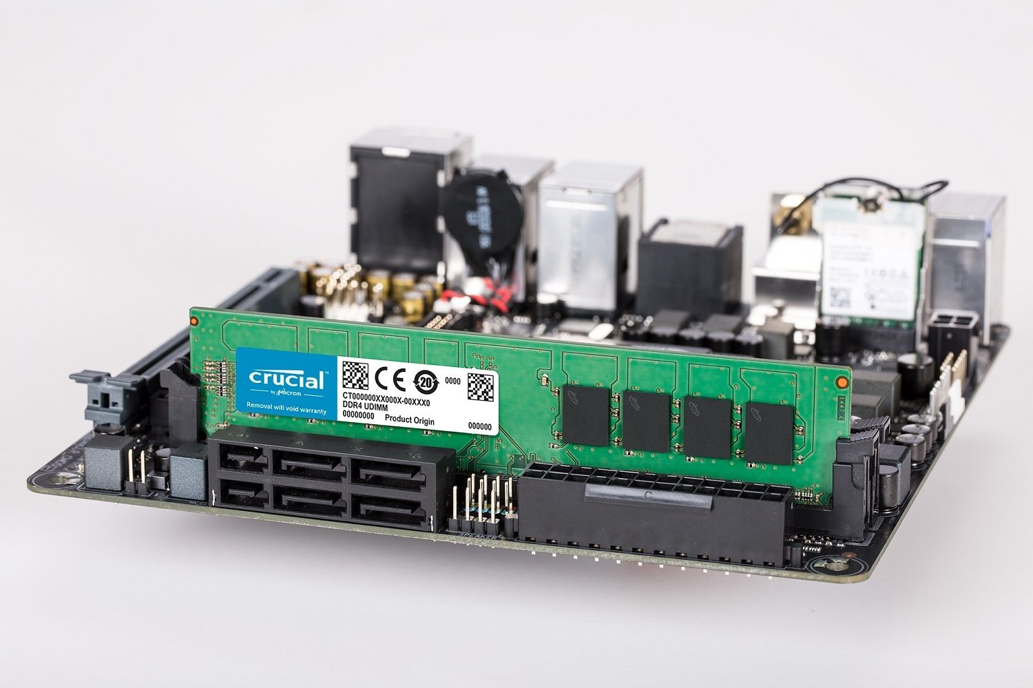 Un module de mémoire Crucial DDR4 UDIMM en place sur la carte mère d’un PC