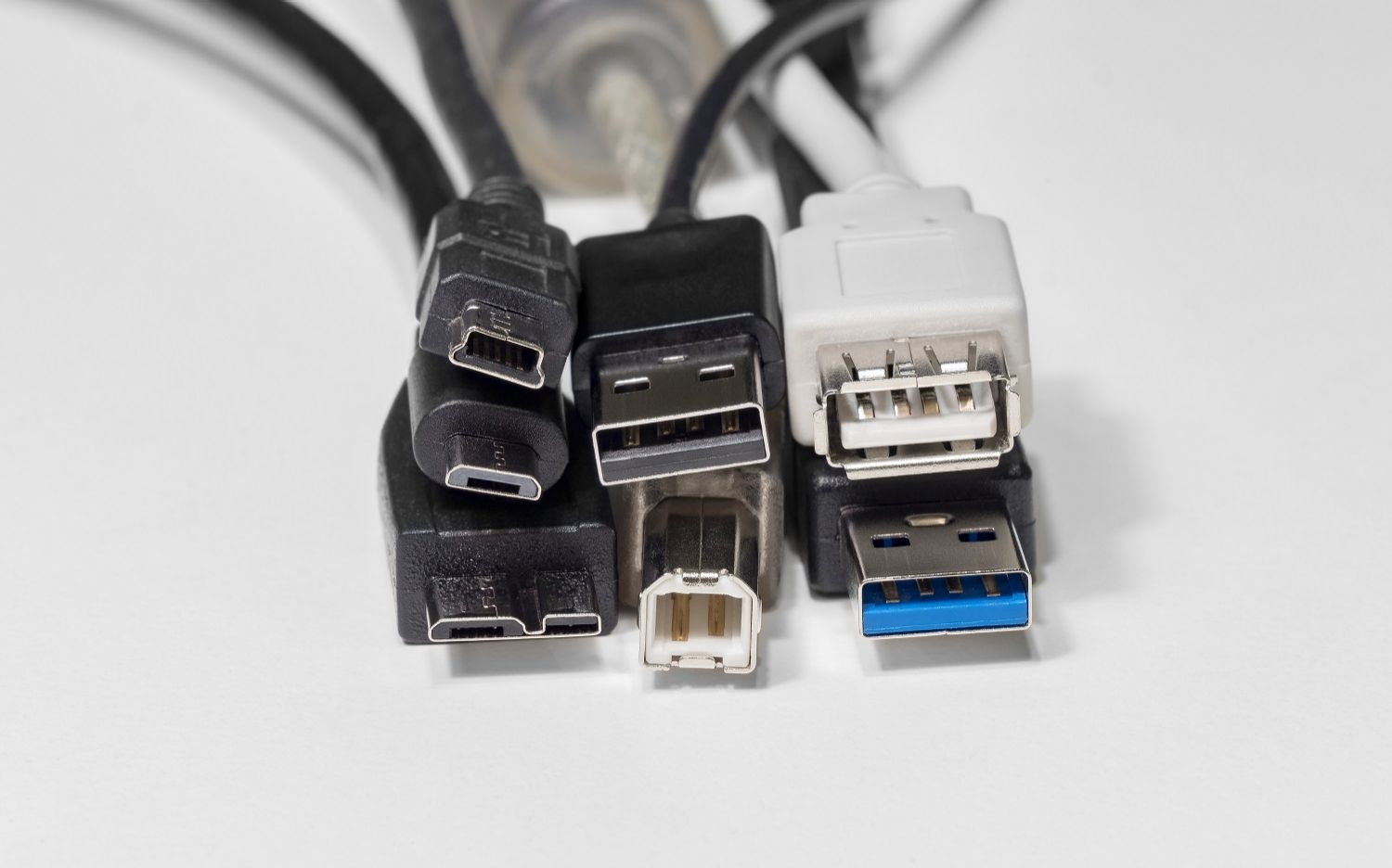 Plusieurs connecteurs de câble avec différents formats