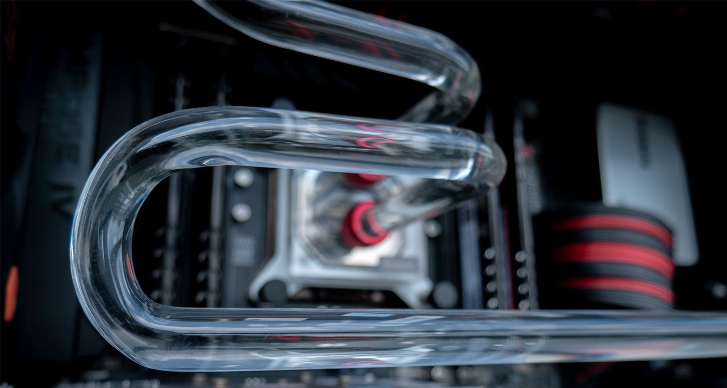 Un ordinateur avec système de watercooling. 