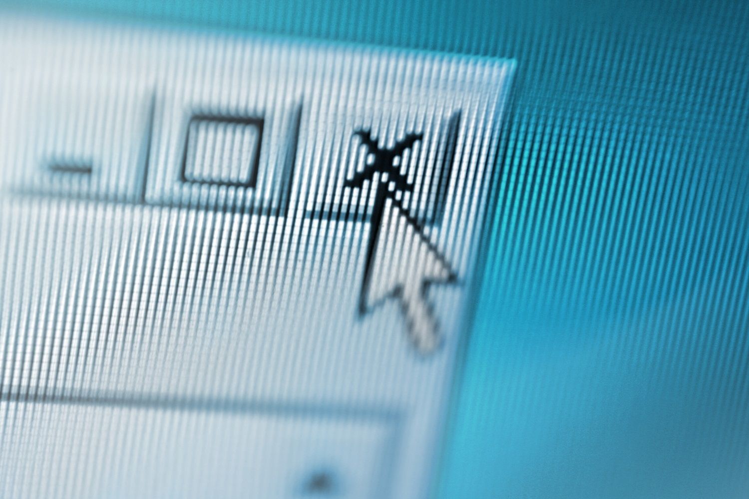 Gros plan d’un écran d’ordinateur où le pointeur de la souris ferme une fenêtre pop-up suspecte
