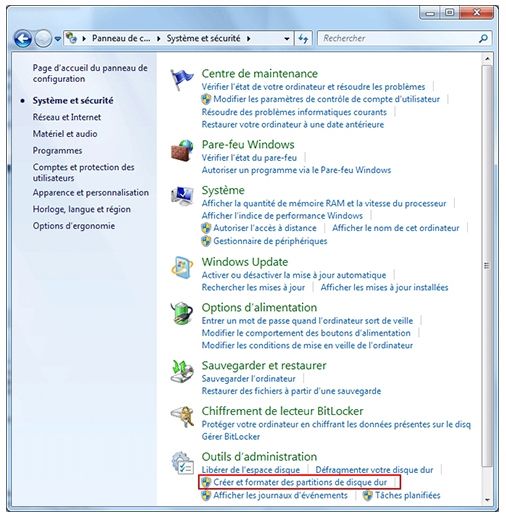 Le pointeur survole le lien « Défragmenter votre disque dur » dans la fenêtre Système et sécurité sous Windows 7