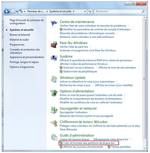 Le pointeur survole le lien « Défragmenter votre disque dur » dans la fenêtre Système et sécurité sous Windows 7